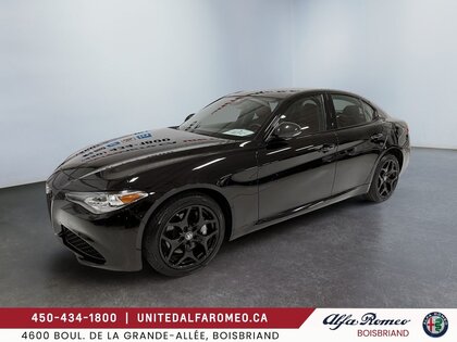 Alfa Romeo Giulia AWD toit pano int rouge ,bas millage