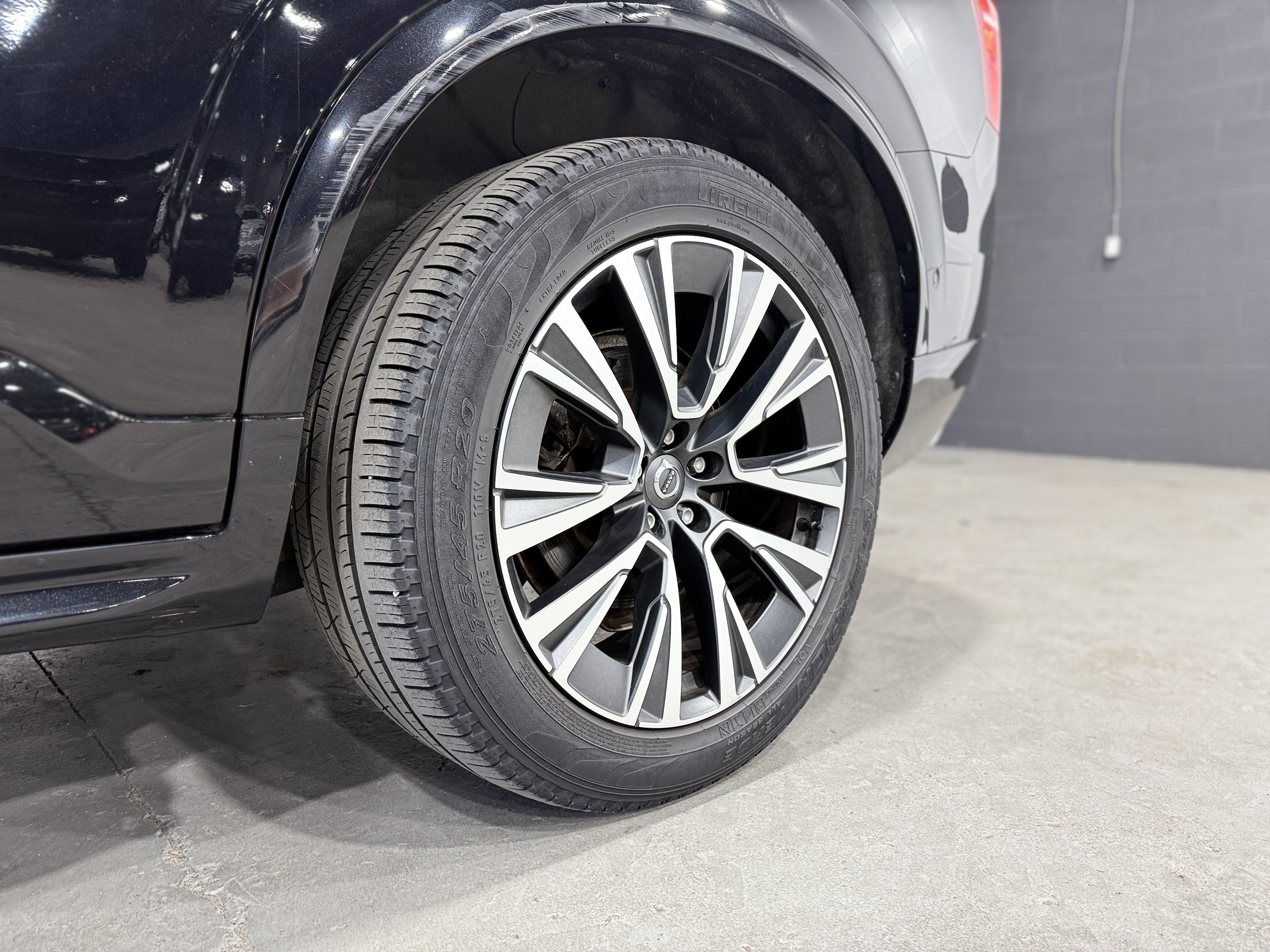 2021 Volvo XC90 T6 Momentum alt 4