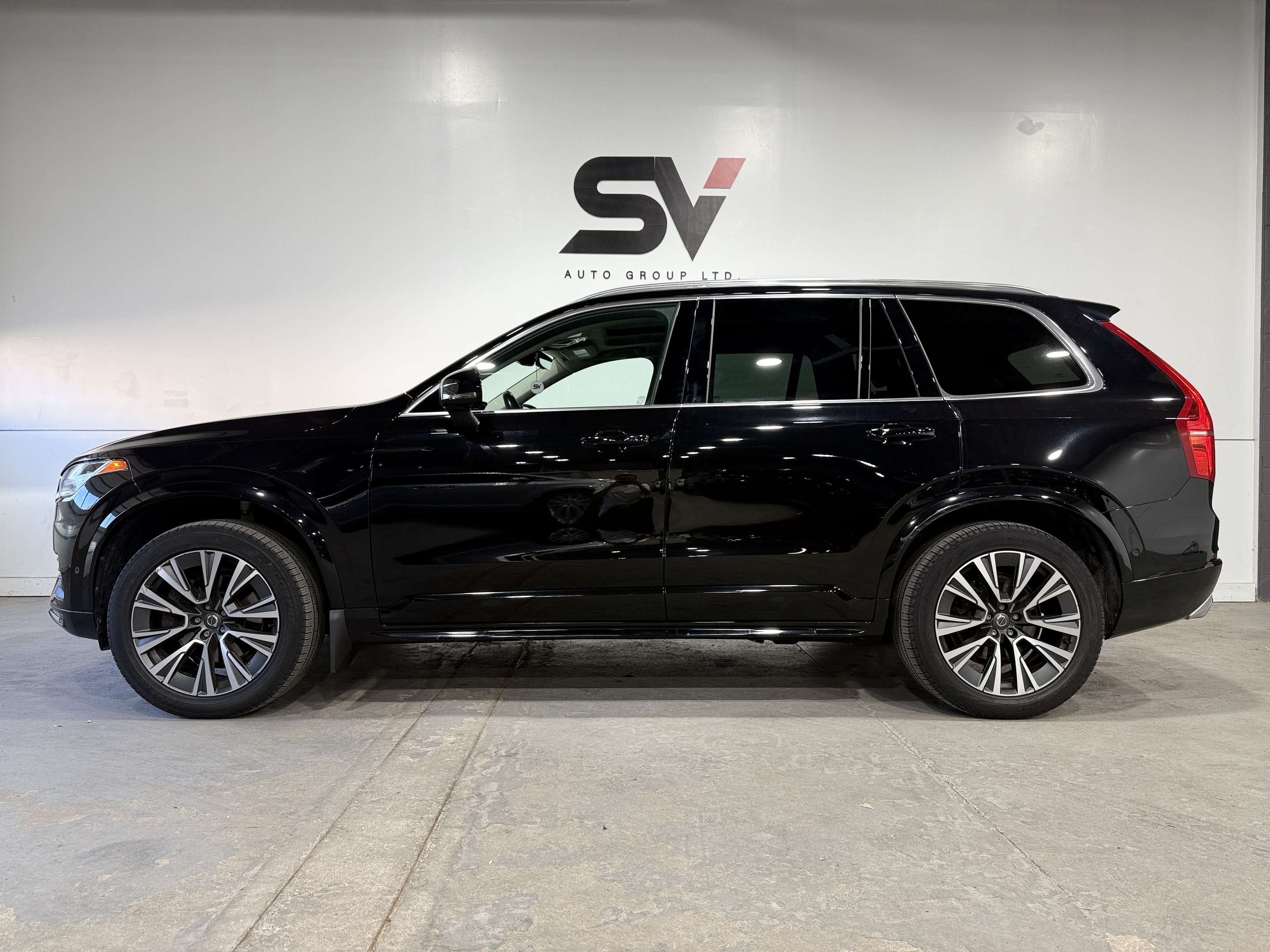 2021 Volvo XC90 T6 Momentum alt 2