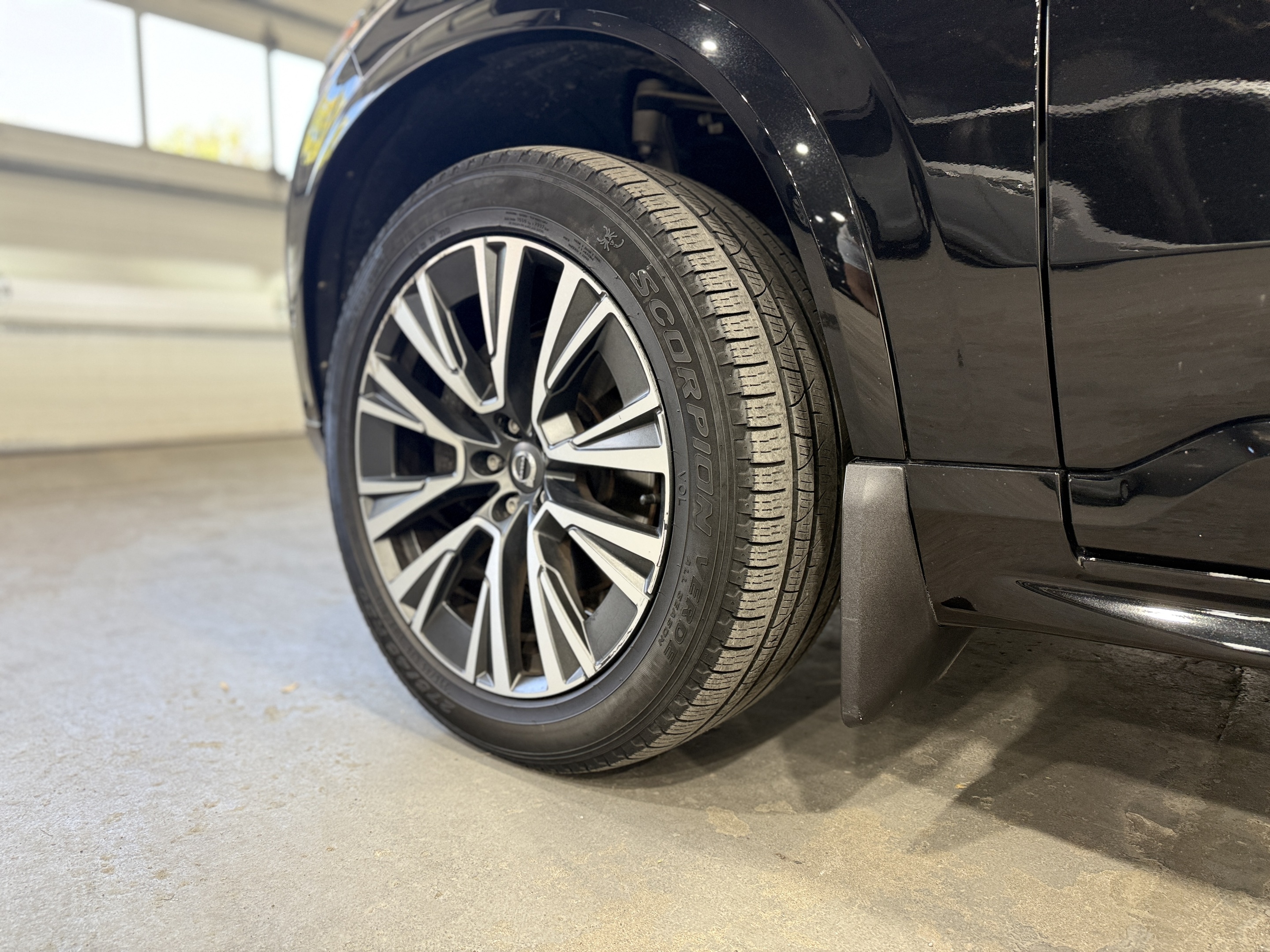 2021 Volvo XC90 T6 Momentum alt 3