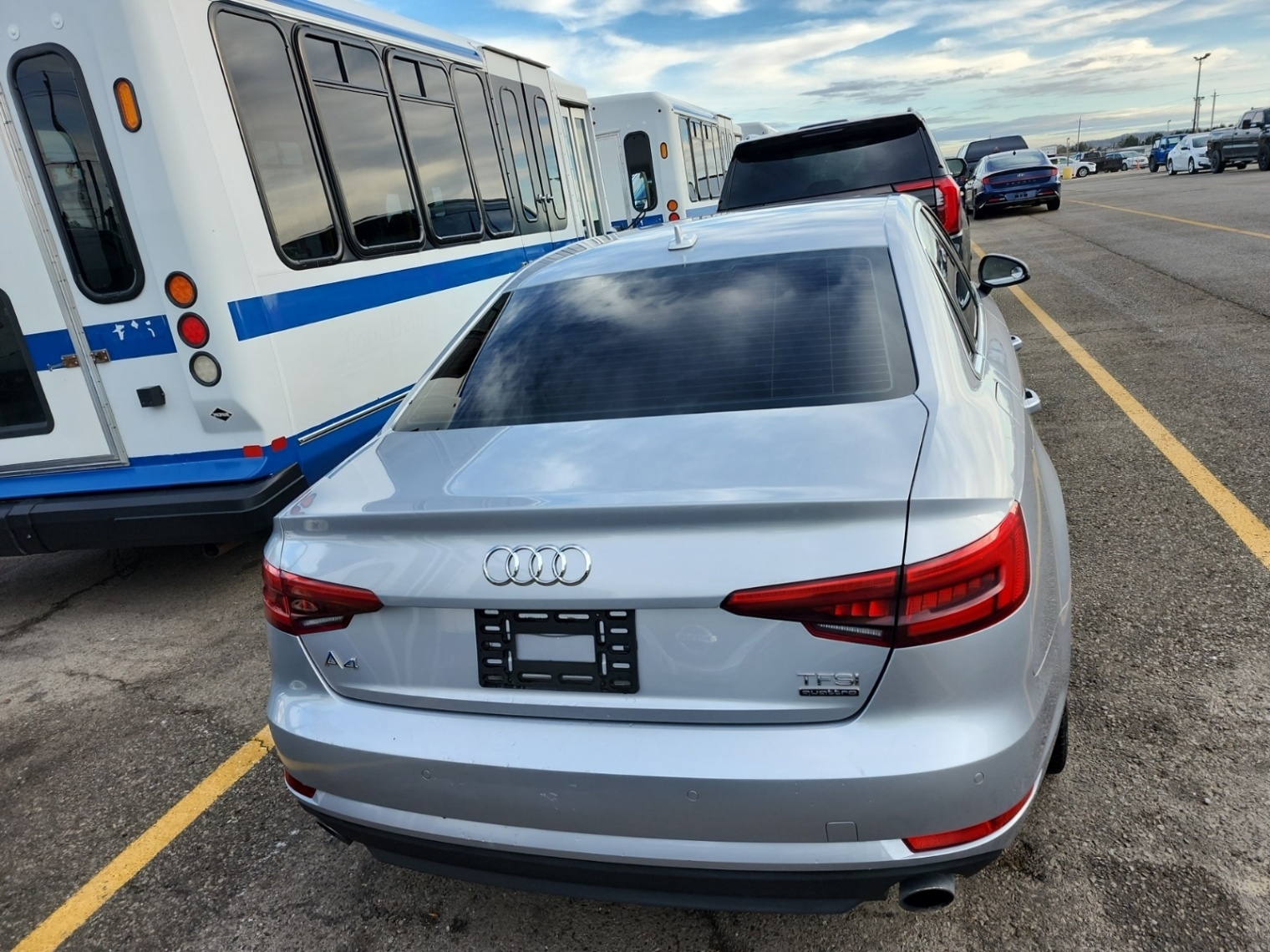 2017 Audi A4 4dr Sdn Auto Komfort quattro alt 4
